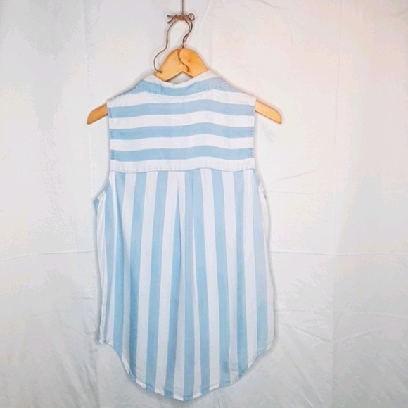 Sleeveless Button-Up Blouse - Picture 2 of 4